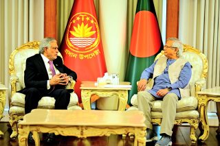 Ishaq Dar Discusses Economic Cooperation With Bangladeshs Interim Leader