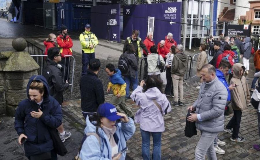 Storm Flores Paralyzes Travel Public Activities Across Uk Ireland