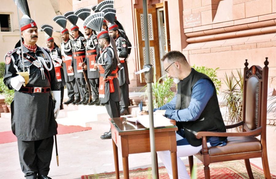 Us Cg Pays Respects At Iqbals Mausoleum Visits Badshahi Mosque
