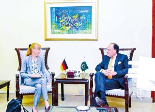 Aurangzeb Urges German Cos To Invest In Pakisan