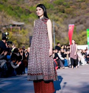 Maiden Pakistan China Fashion Show Organized At The Great Wall Of China 