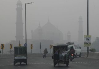 Smog Engulfs Lahore As Aqi Touches Hazardous Levels
