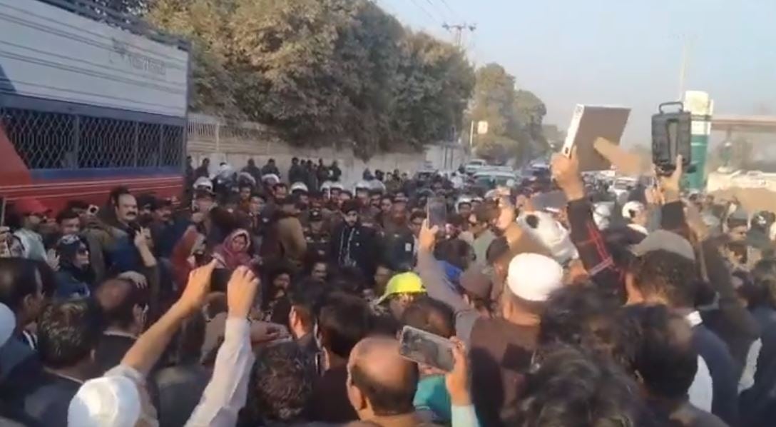 Imran Khans Sister Aleema Leads Protesters In Clash Outside Adiala Jail 