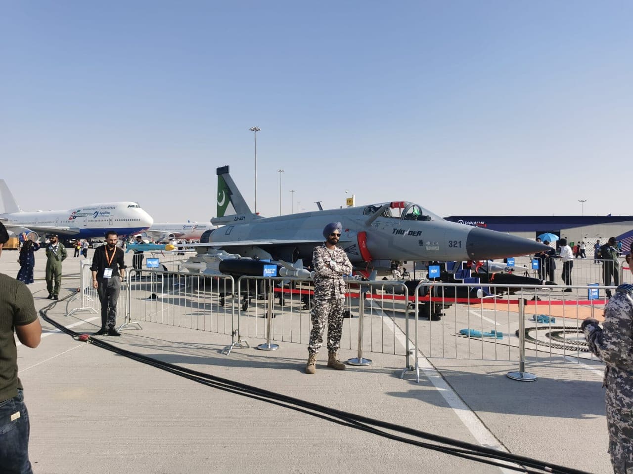 Jf 17 Stars At Dubai Airshow As Indian Pilots Take Selfies At Pakistani Pavilion 