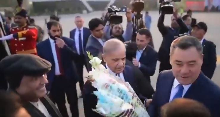 Grand Welcome For Kyrgyzstans President In Pakistan Ahead Of Trade Defense Talks 
