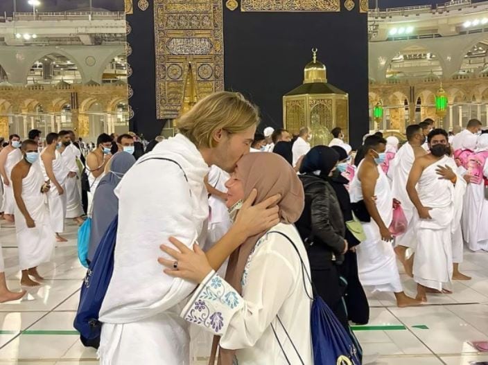 French TV star Dylan Thiry, mother perform Umrah after embracing Islam
