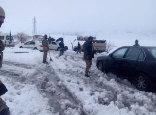 Heavy Snowfall Paralyzes Life In Northern Pakistan Hundreds Stranded