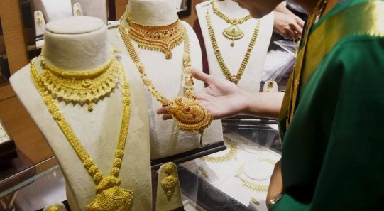 Armed robbers loot jewellery shops, cash worth over Rs30m in Karachi market