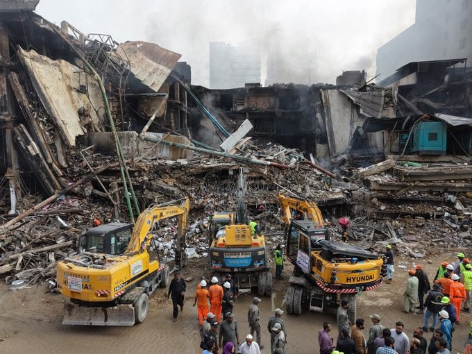 Karachis Gul Plaza Horror Grows As 30 More Bodies Discovered Death Toll Hits 61 