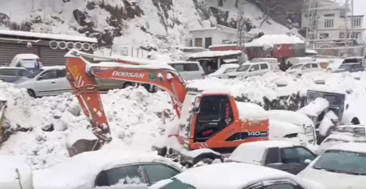 Murree Snowfall Update 5000 Vehicles Evacuated As Snowstorm Brings Hill Station To Standstill 