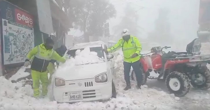 Murree Snowfall Update 5000 Vehicles Evacuated As Snowstorm Brings Hill Station To Standstill 