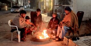 Citizens keeping their hands, bodies warm near fire amid freezing weather in Lahore
