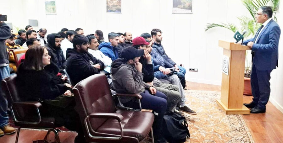 Pakistani Diaspora Observes Kashmir Solidarity Day In Madrid