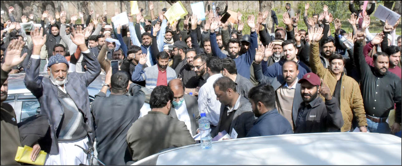 Overseas Pakistanis, widows, pensioners gather outside NAB for refunds