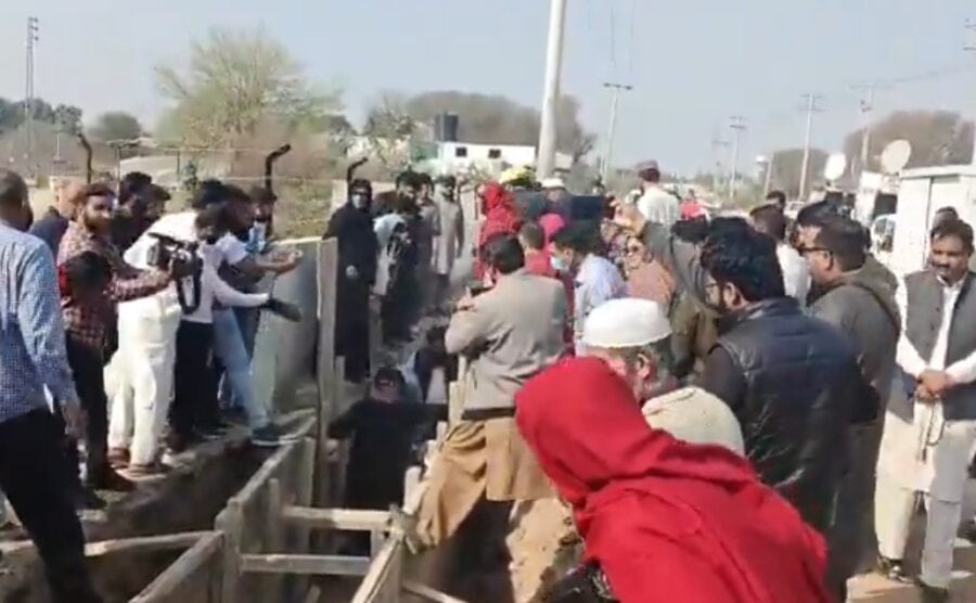 Watch Imran Khans Sister Noreen Niazi Falls Into Drain On Adiala Road
