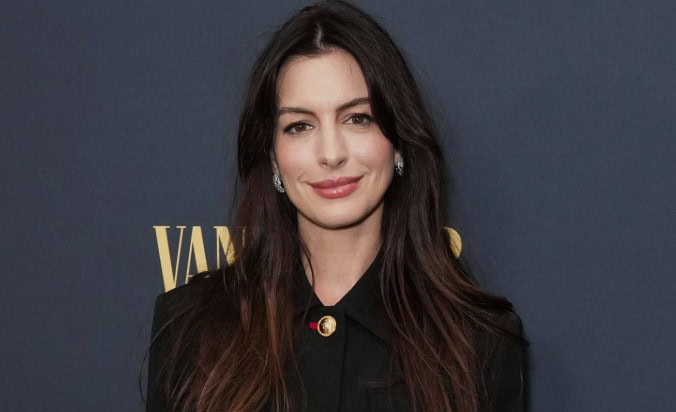 Anne Hathaway Graciously Accepts Holy Quran From Fan At Premiere