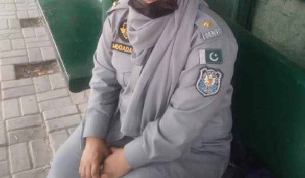 Fake Female Traffic Officer Arrested On Vip Route In Islamabad