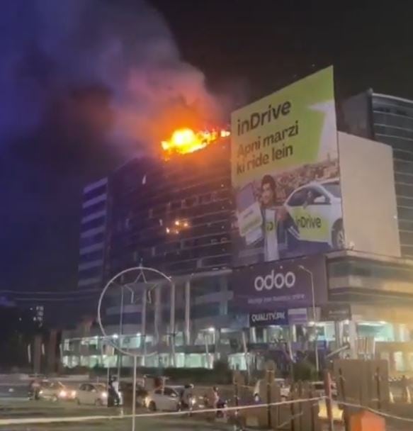Fire Breaks Out At Commercial Plaza Near Liberty Roundabout In Lahore 