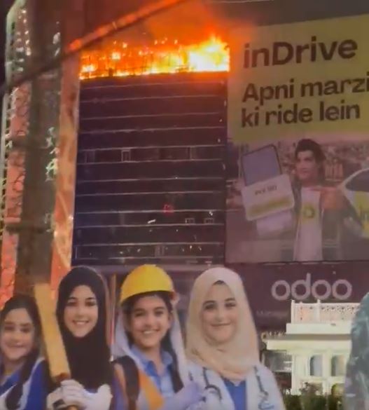 Fire Breaks Out At Commercial Plaza Near Liberty Roundabout In Lahore 