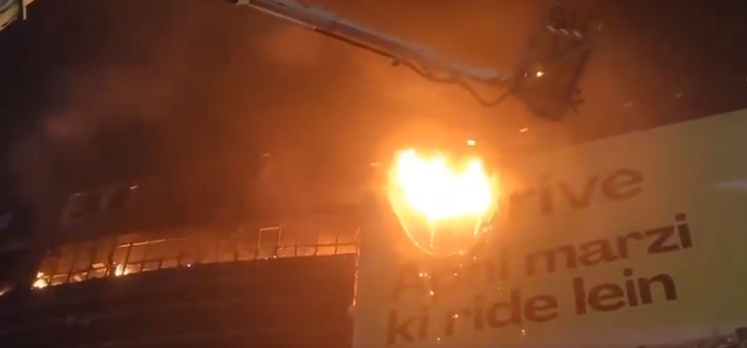 Fire Breaks Out At Commercial Plaza Near Liberty Roundabout In Lahore 