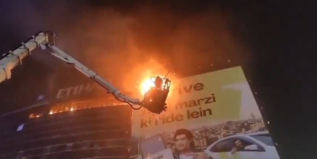 Fire Breaks Out At Commercial Plaza Near Liberty Roundabout In Lahore 
