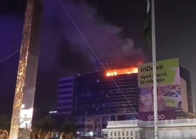 Fire Breaks Out At Commercial Plaza Near Liberty Roundabout In Lahore 