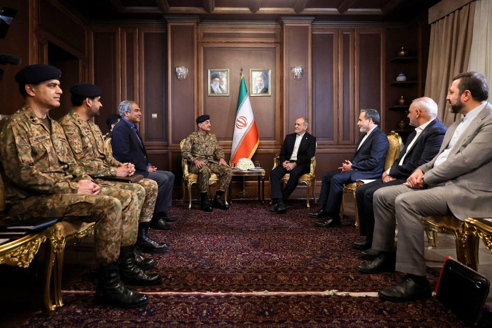 Pakistans Army Chief Meets Irans President Amid Marathon Us Iran Mediation Efforts 