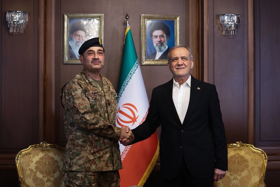 Pakistans Army Chief Meets Irans President Amid Marathon Us Iran Mediation Efforts 