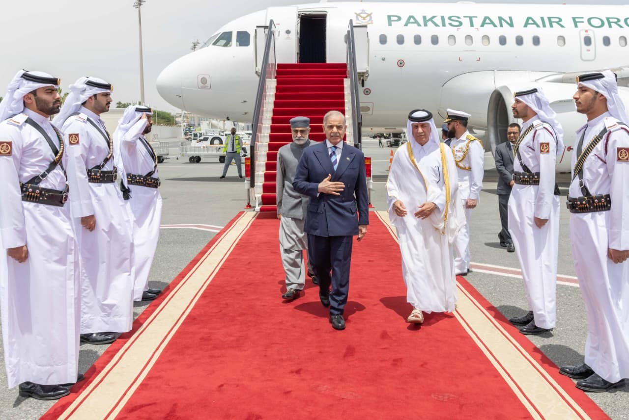 Qatari fighter jets accord aerial welcome to Pakistan PM