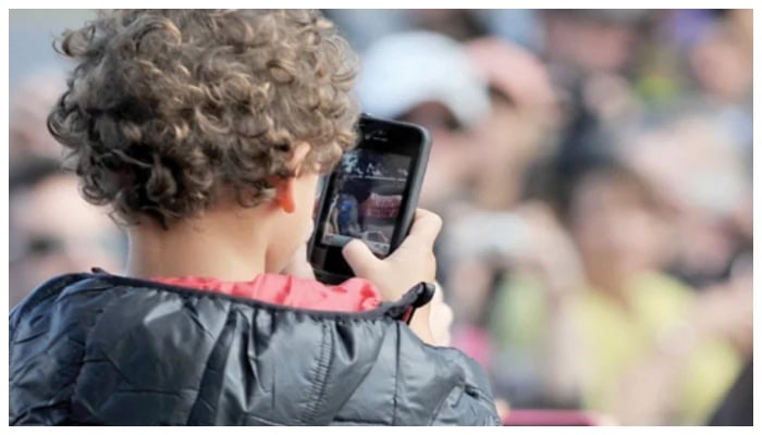 UK moves to formally ban smartphones in schools