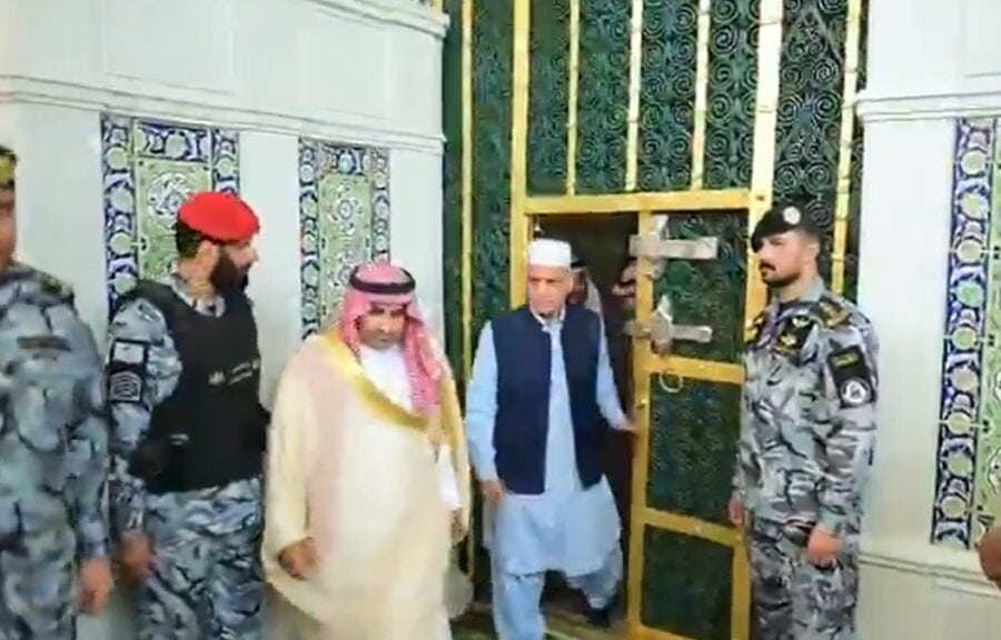 Watch Pm Shehbaz Specially Visits Prophets Chamber To Pay Homage
