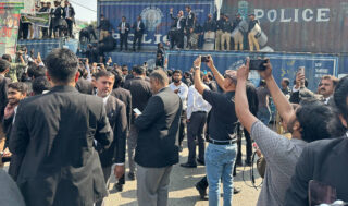 Lawyers Threaten Court Boycott In Lahore Over Biometric Verification