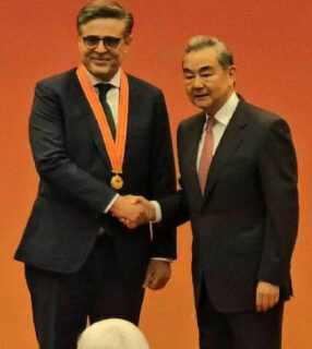 Pakistan Ambassador Hashmi Conferred Outstanding Diplomat Medal By Chinese Fm