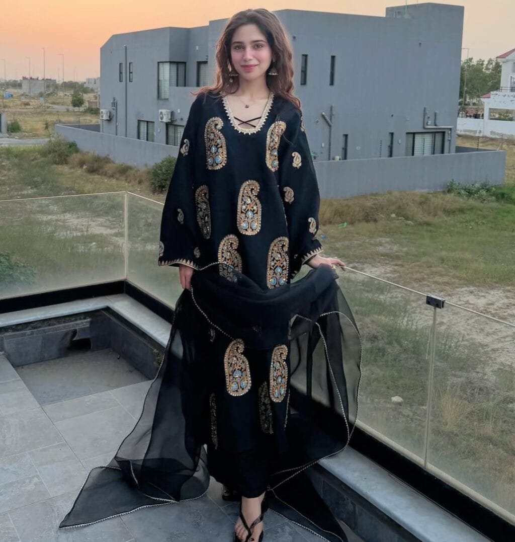 Pakistani Showbiz Stars Light Up Eid Ul Azha Celebrations With Style And Elegance 