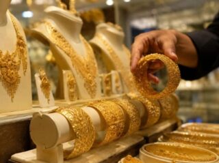 Gold Price Drops Rs14900 Per Tola To Rs438036 In Pakistan