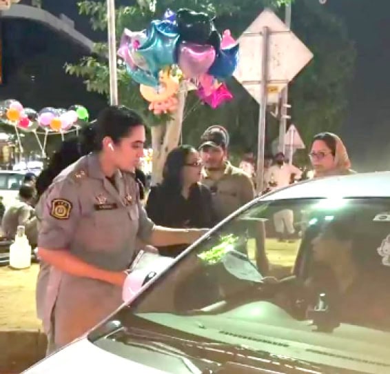 Itp Presents Flowers To Law Abiding Drivers