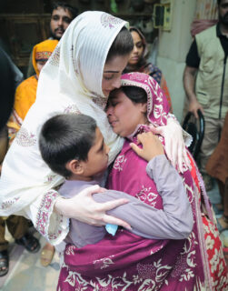 Maryam Distributes Cheques Among Families Of Kahna Tragedy Victims