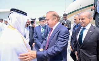 Pm Shehbaz Meets Qatars Emir Pays Tribute To Sheikh Hamad