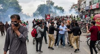 Pti Protest Over Imran Khans Arrest Turns Chaotic In Karachi As Police Workers Clash