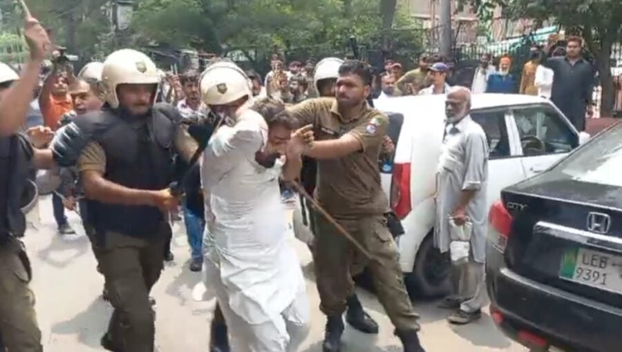 Watch Video Police Allegedly Assault Private Tv Journalists During Lawyers Protest In Lahore