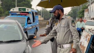 Lahore Traffic Police Stop Entry Of Commercial Vehicles Into City Without Valid Licence