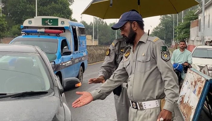 Lahore Traffic Police Stop Entry Of Commercial Vehicles Into City Without Valid Licence
