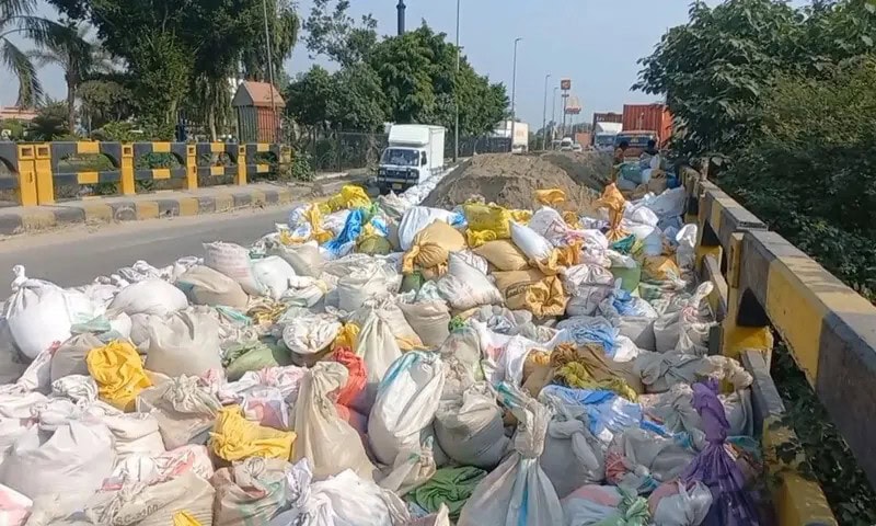 Pti Long March Containers Arrive At Chenab Jhelum Bridges And Along Gt Road 