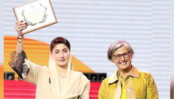Maryam Nawaz Receives Uns Top Award For Apni Chhat Apna Ghar Project